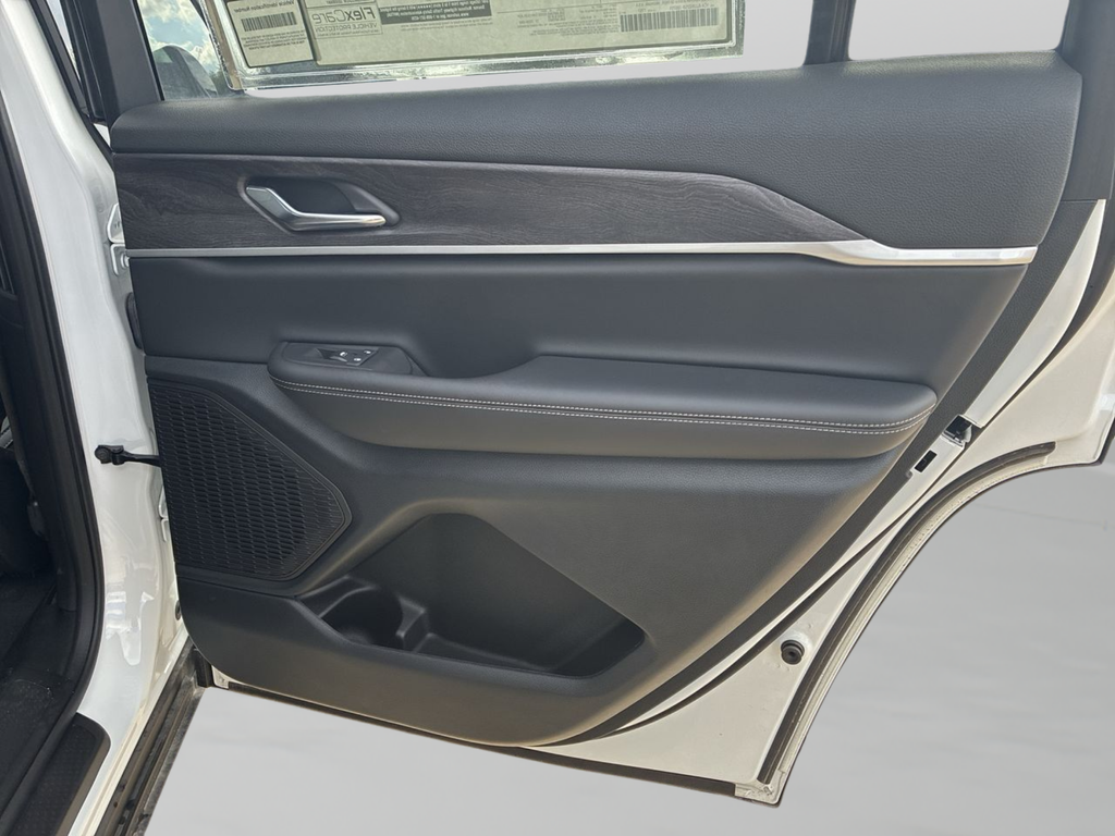 New 2025 Bright White Clear-Coat Exterior Paint Jeep Limited image 41