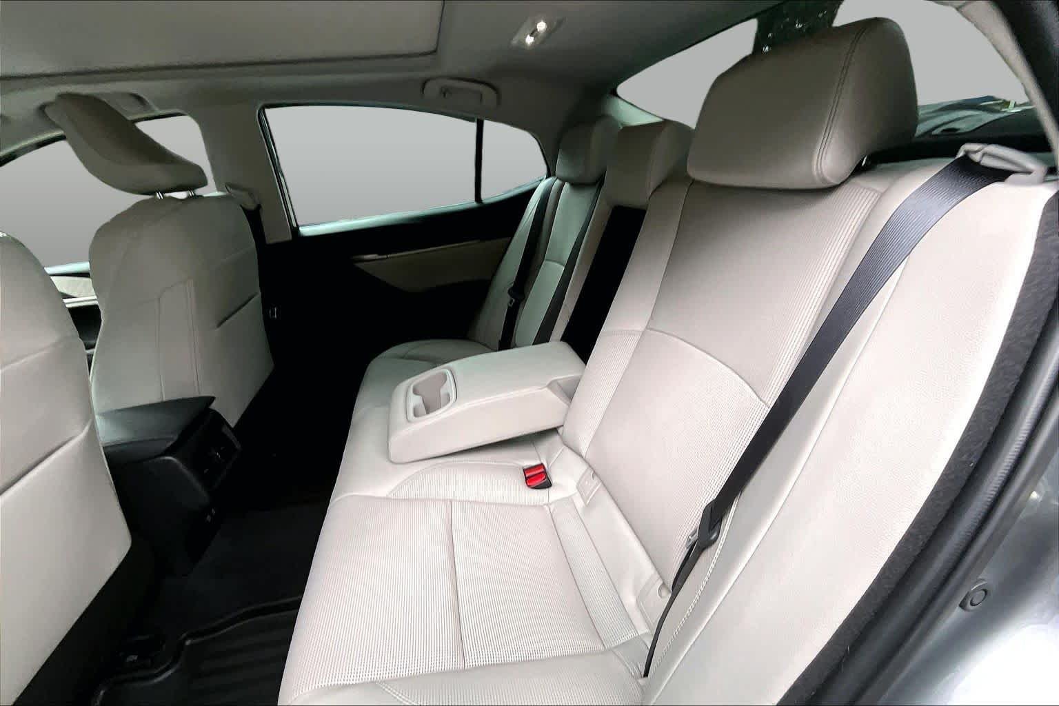 Used 2025 Heavy Metal Toyota XLE image 21