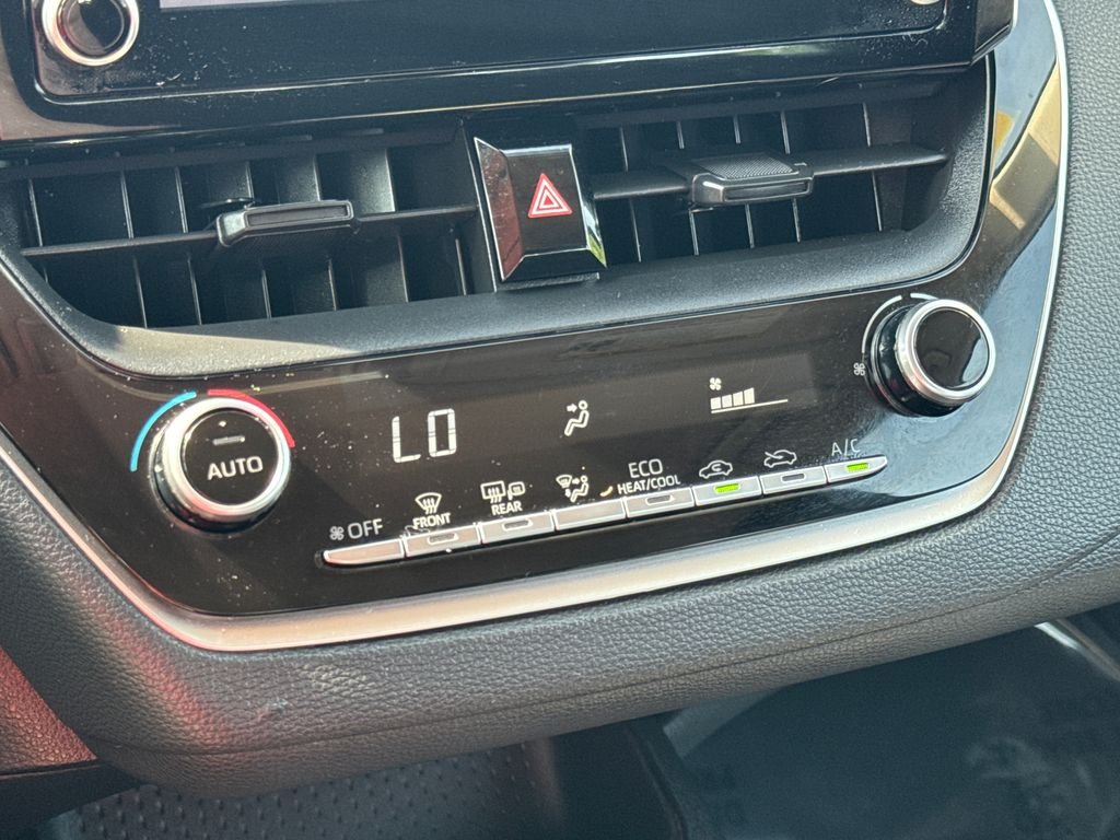 Used 2020  Toyota LE image 22
