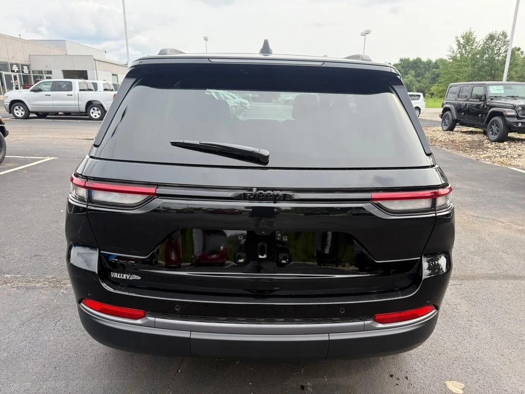 New 2026 Diamond Black Crystal Pearlcoat Jeep Limited image 5