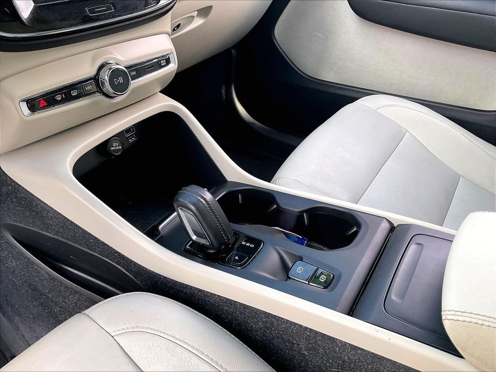 Used 2020 White Volvo Momentum image 19