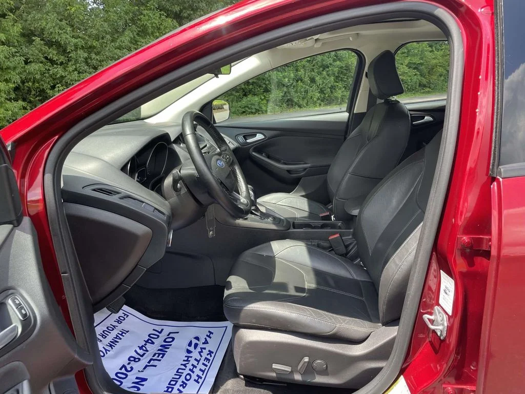 Used 2015 Red Ford SE image 16