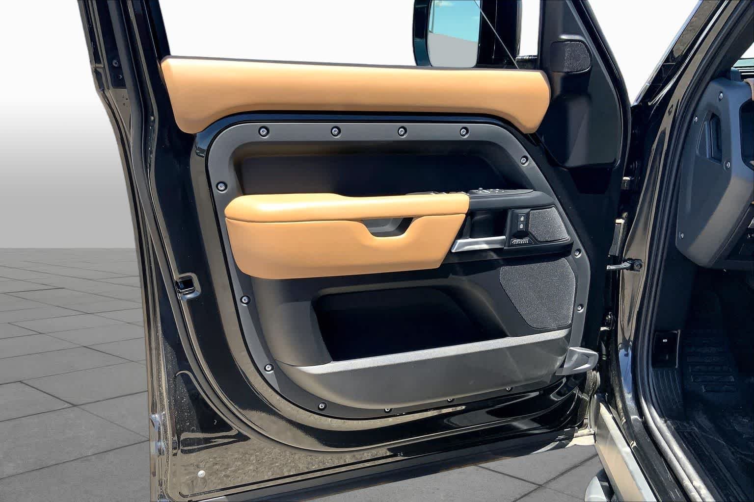 New 2026 Santorini Black LAND ROVER X-Dynamic SE image 10
