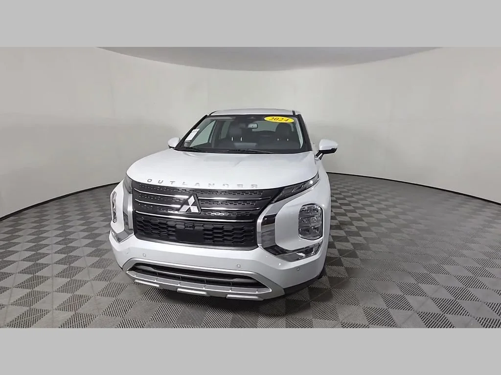 Used 2024 White Mitsubishi SE Black Edition image 58