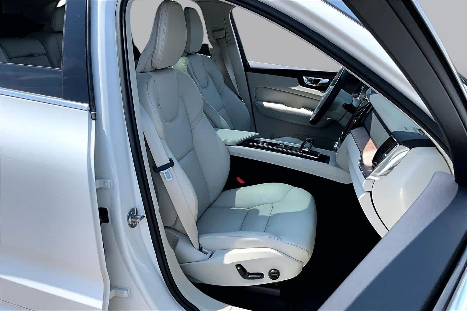Used 2022  Volvo Momentum image 9