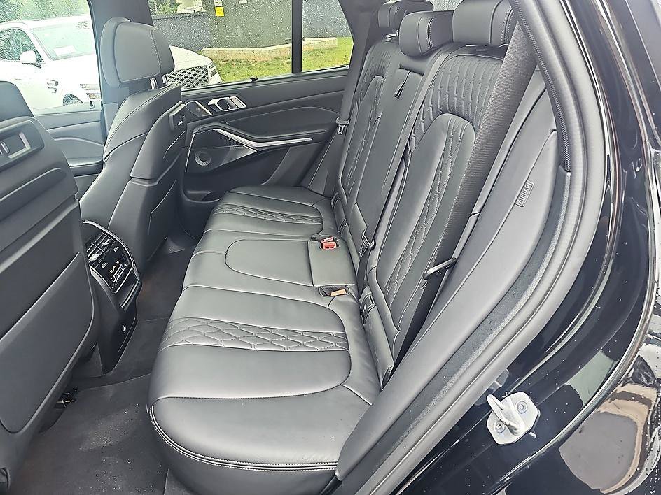 Used 2021 Black Sapphire Metallic BMW M50i image 33