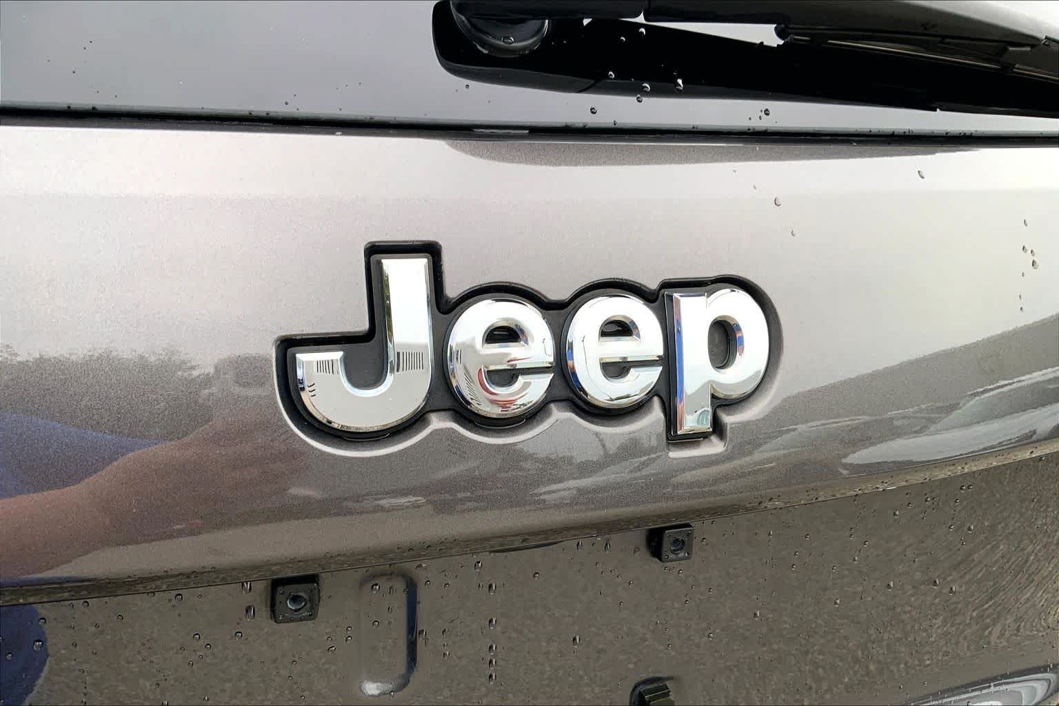 Used 2016 Granite Crystal Metallic Clearcoat Jeep Limited image 33