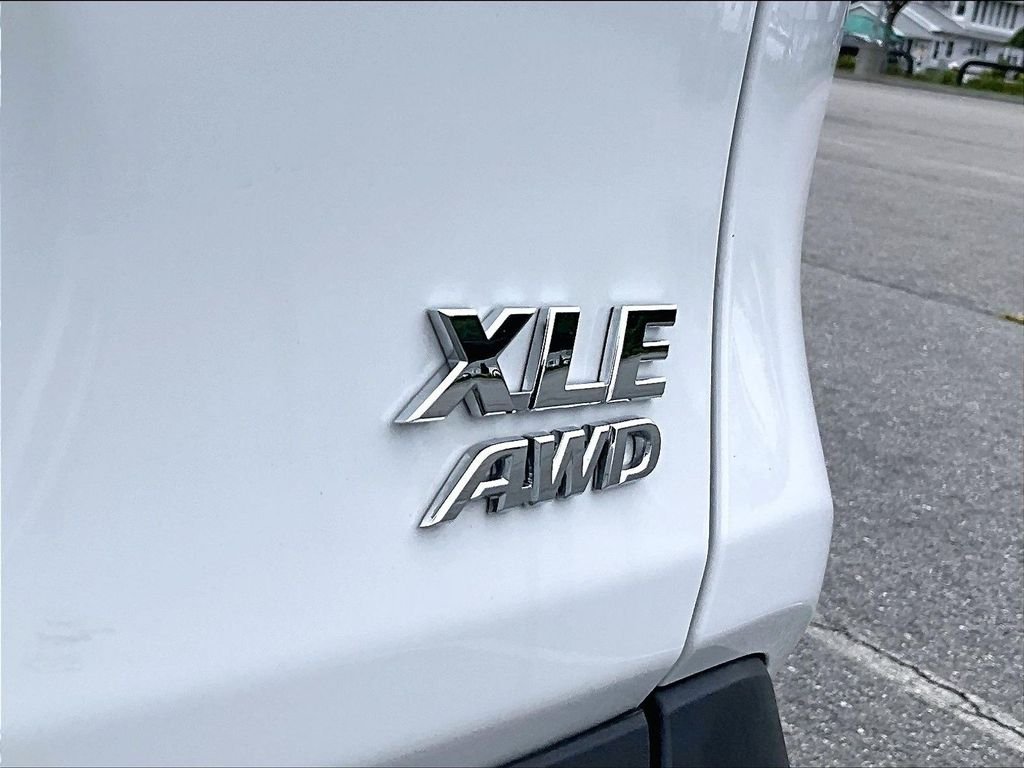 Used 2025 White Toyota XLE image 29