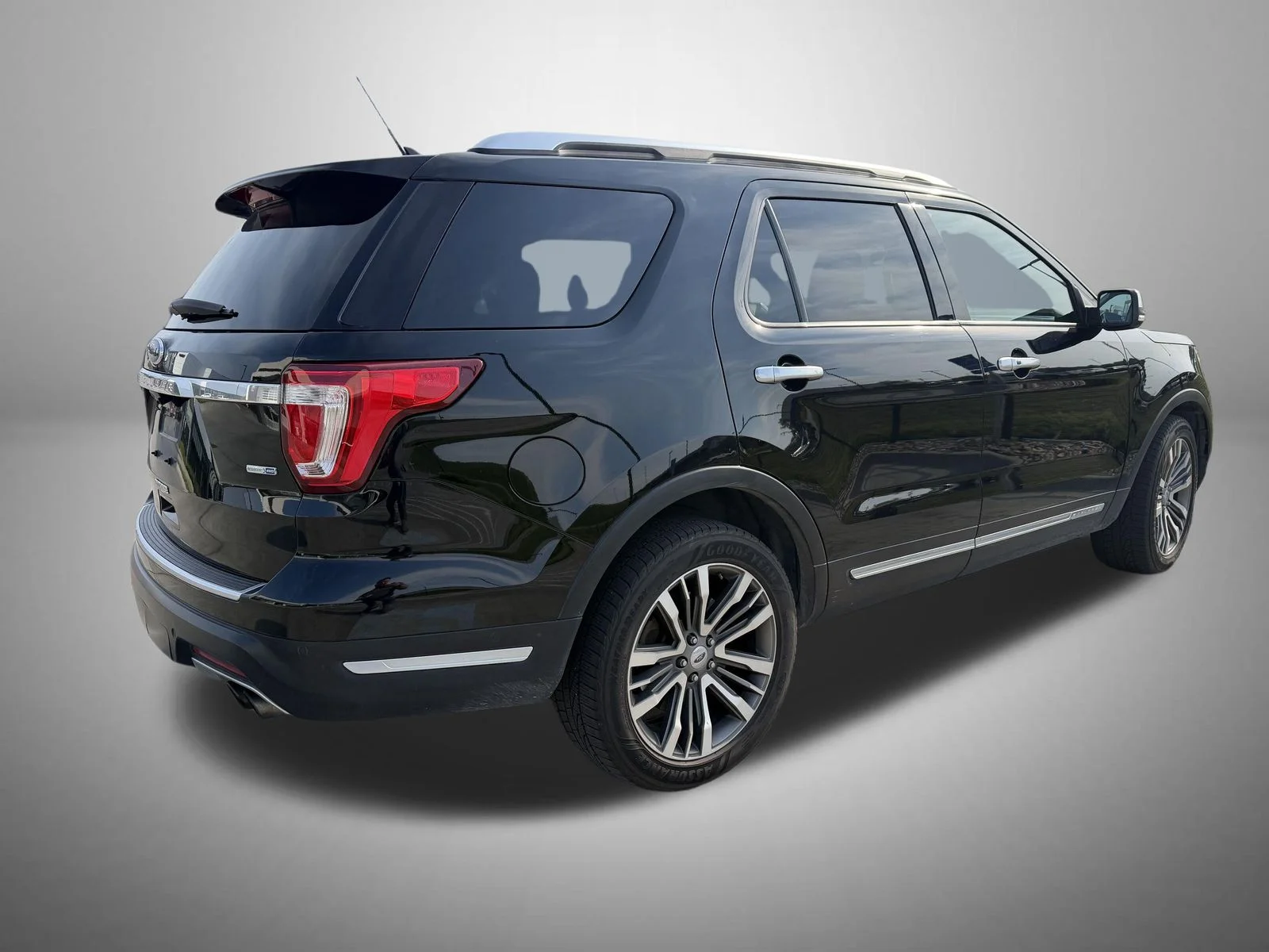 Used 2018 Black Ford Platinum image 3