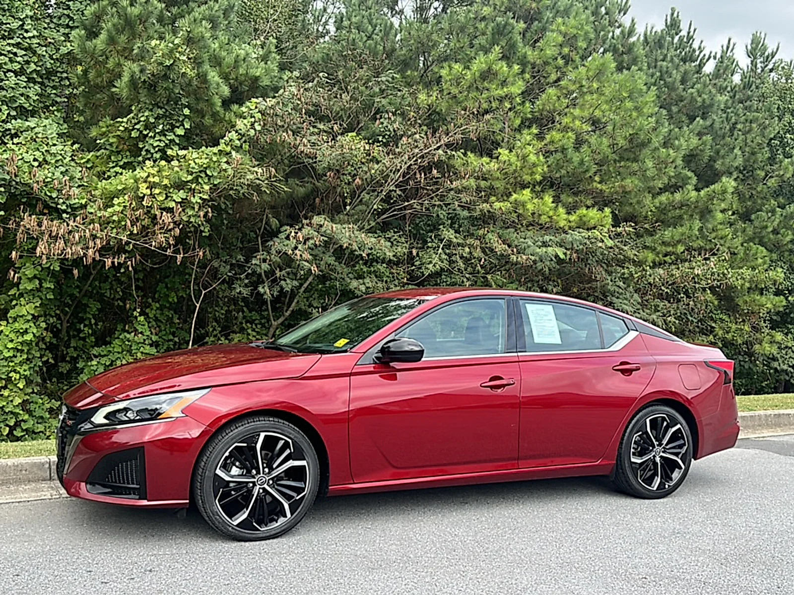 Used 2024  Nissan SR FWD image 4