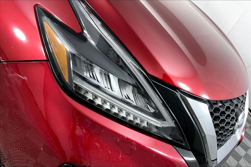 Used 2022 Red Nissan Platinum image 30