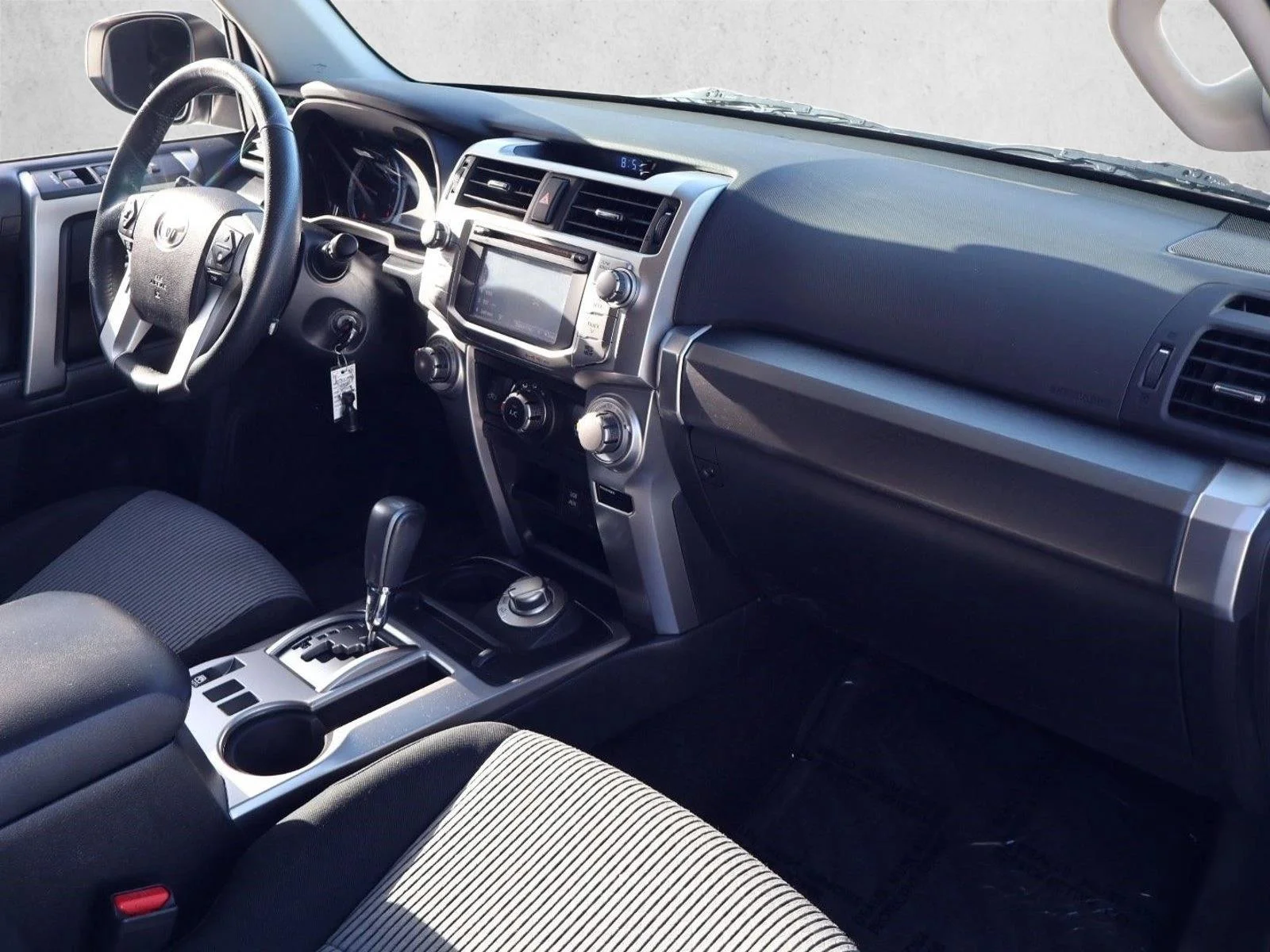 Used 2018 Super White Toyota SR5 image 25
