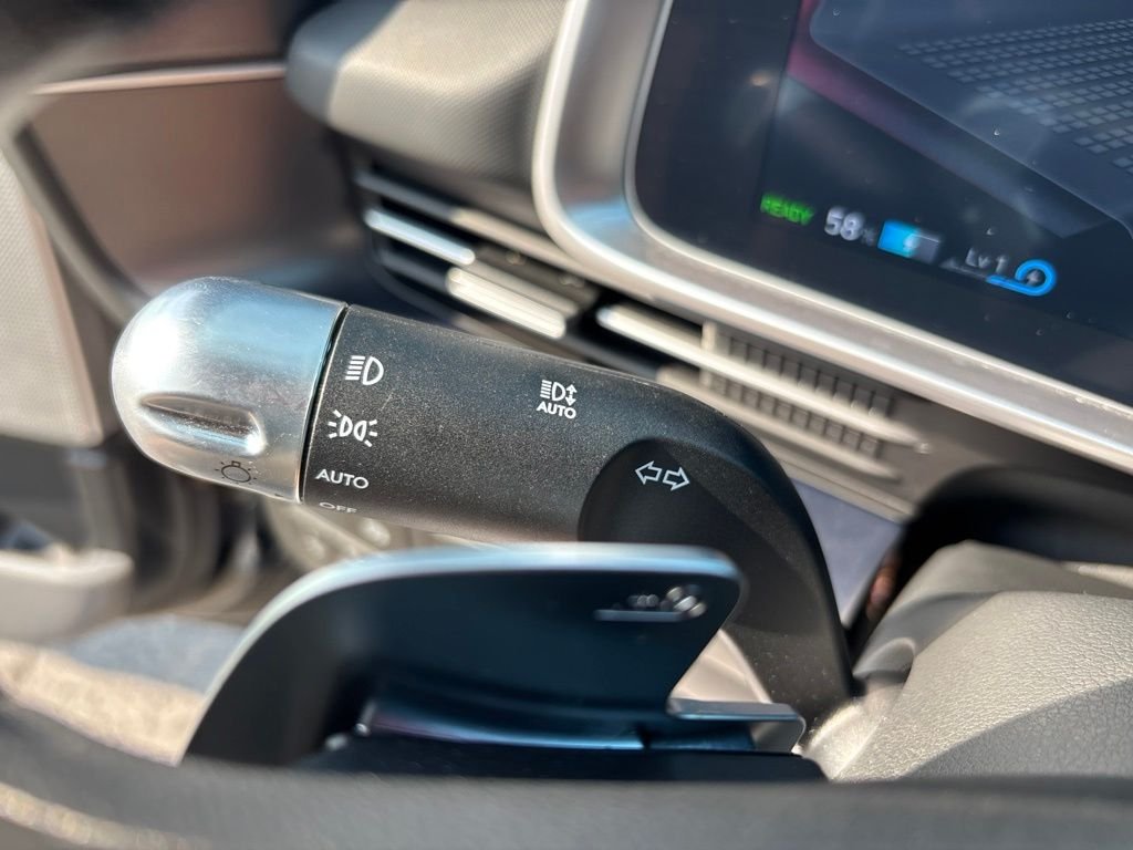 Used 2025 Black Hyundai SE image 29