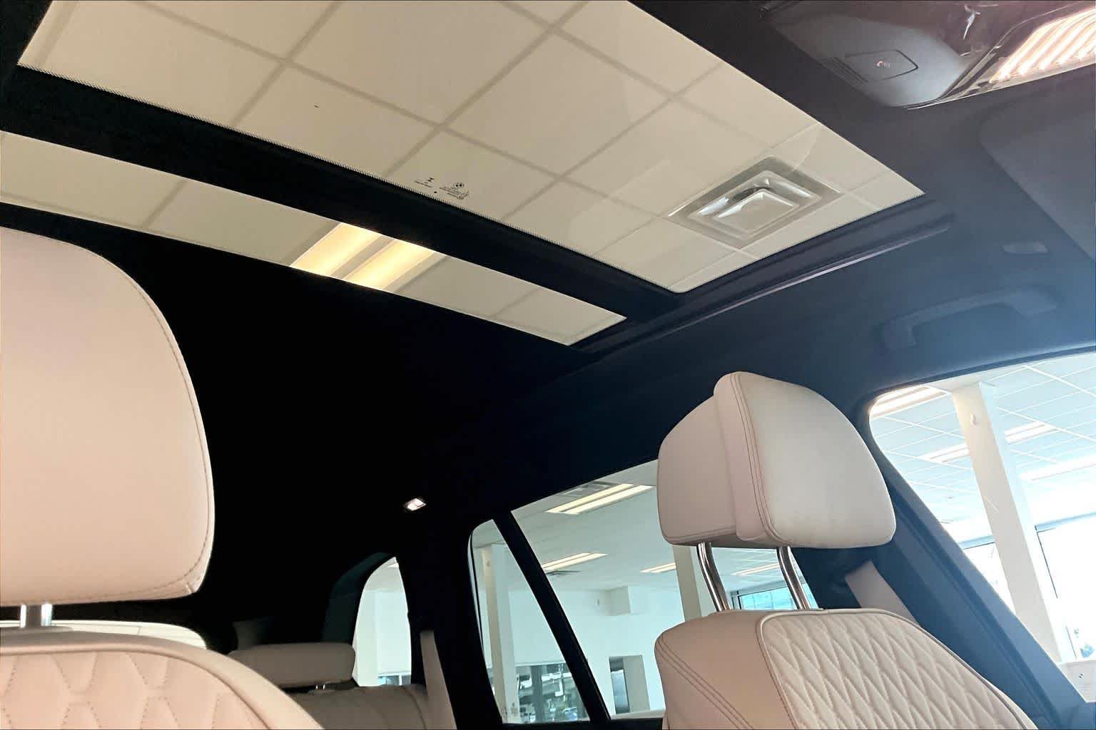 Used 2024 Alpine White BMW sDrive40i image 13