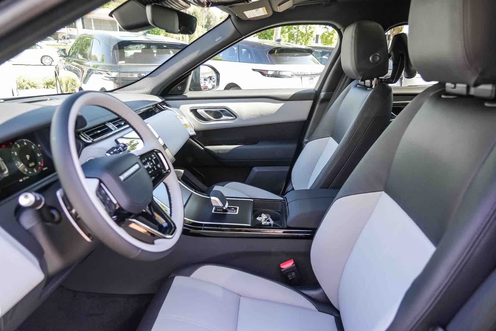 New 2026 Santorini Black Land Rover Dynamic SE image 17