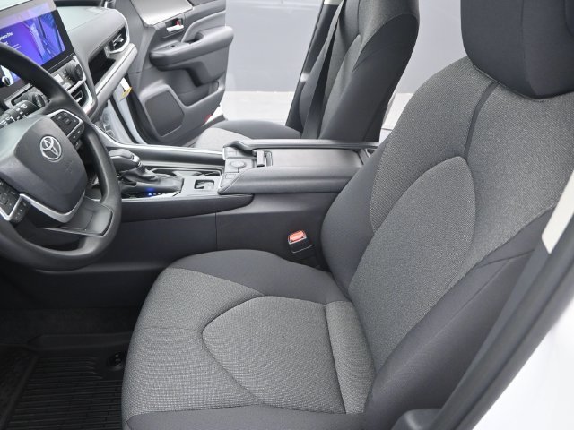 Used 2025 Wind Chill Pearl Toyota LE image 10