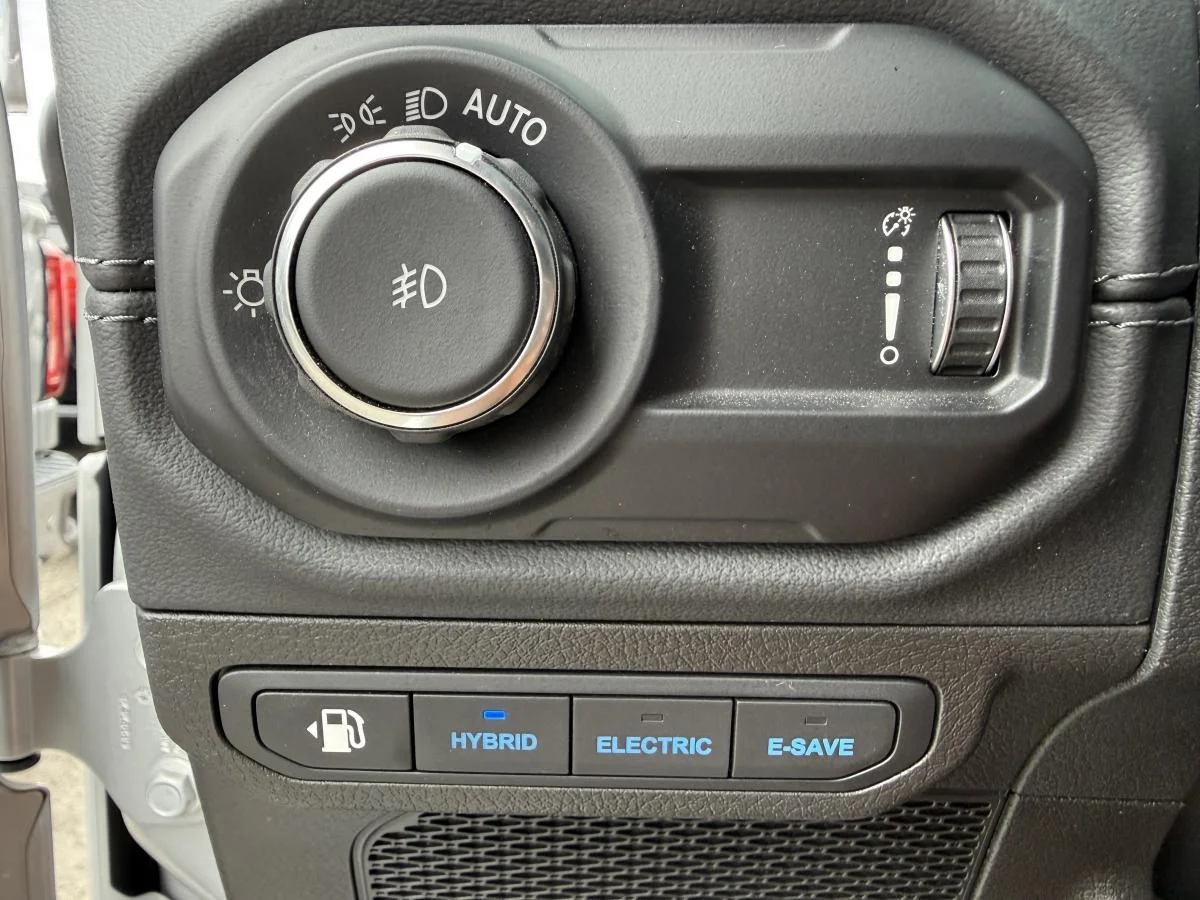 Used 2024 Silver Jeep High Altitude image 27