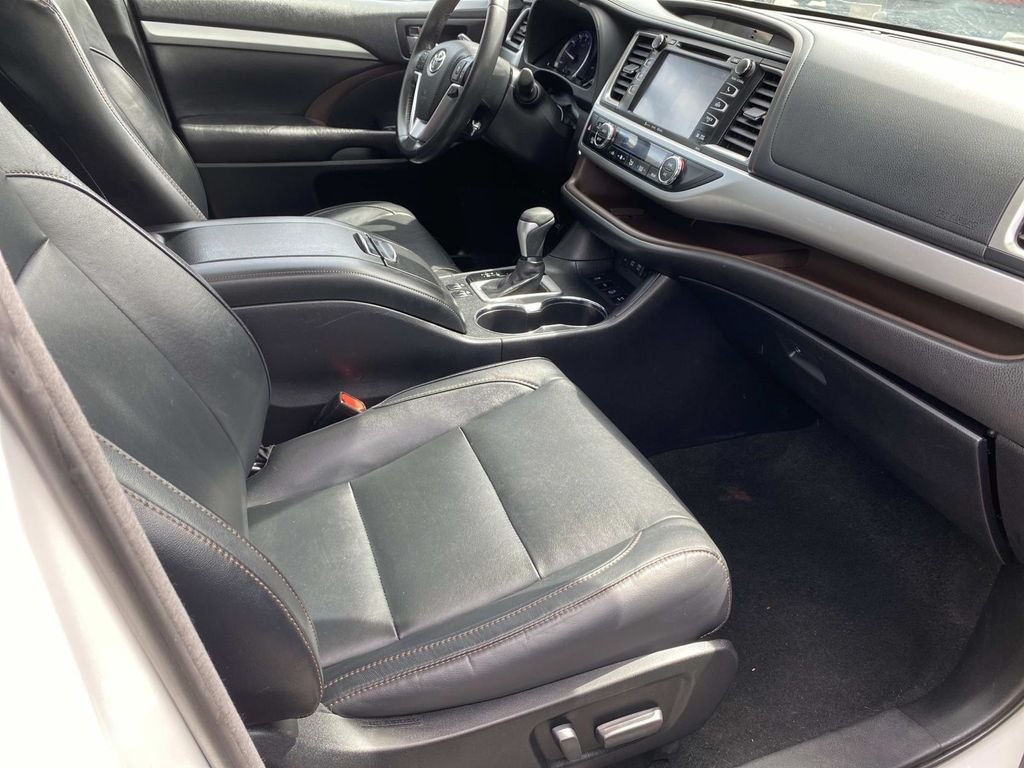 Used 2017 White Toyota XLE image 26