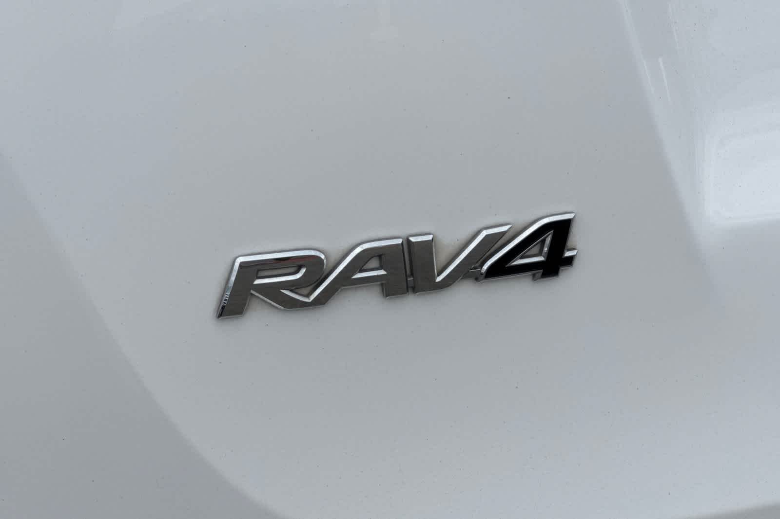 Used 2016 Super White Toyota XLE image 30