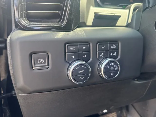 Used 2023  GMC AT4 image 13