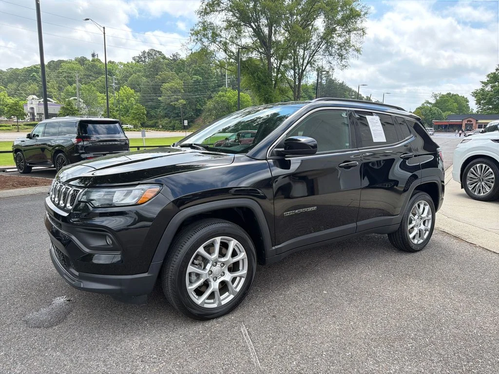 Used 2023 Diamond Black Crystal Pearlcoat Jeep Latitude Lux image 9