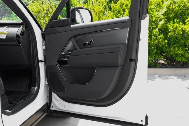 New 2026 Fuji White Land Rover SE image 54