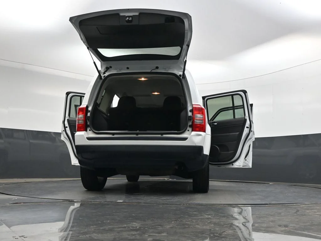 Used 2015 Bright White Clearcoat Jeep Latitude image 42