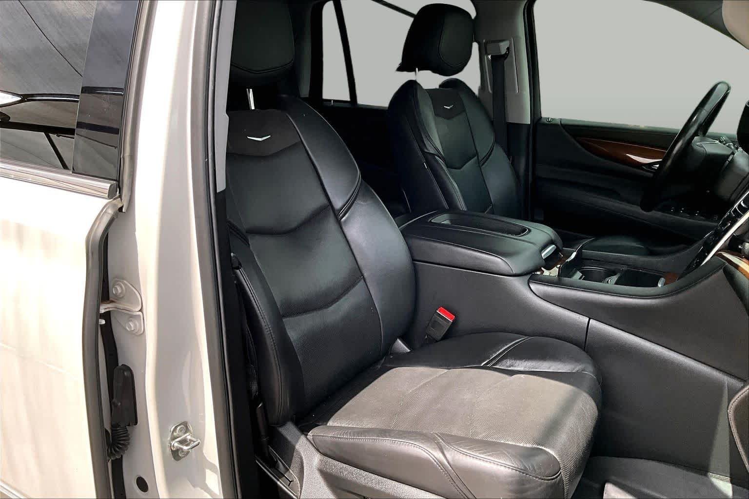 Used 2020 Crystal White Tricoat Cadillac Premium Luxury image 9