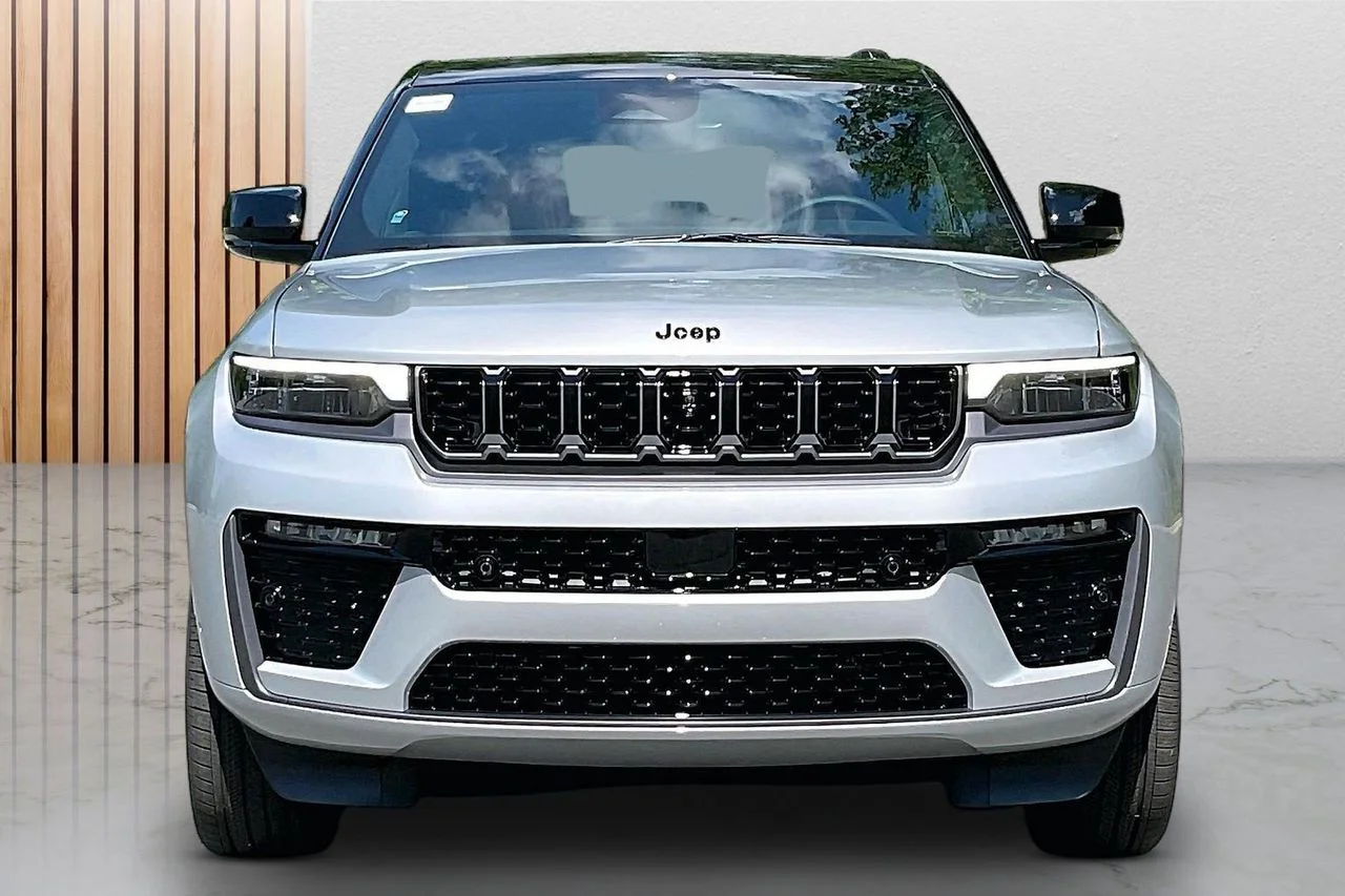 New 2026 Silver Zynith Exterior Paint Jeep Summit image 3