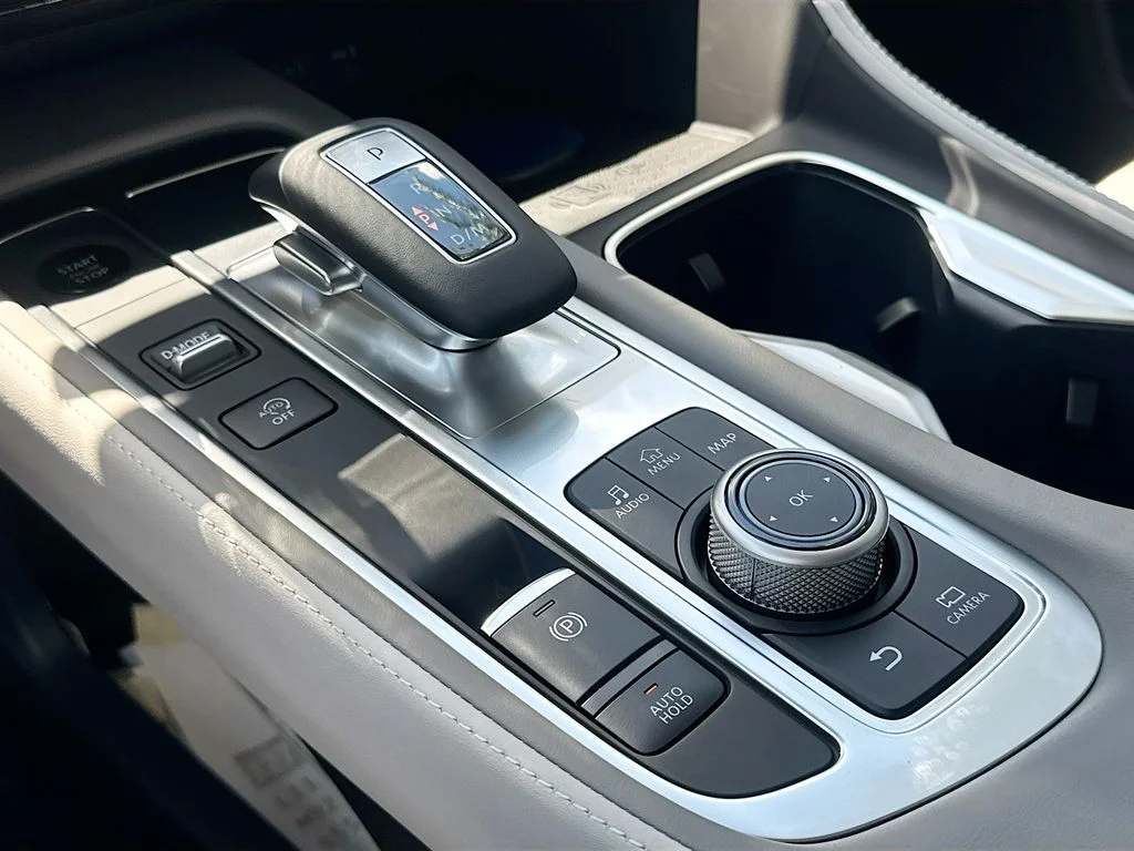 Used 2027 White INFINITI LUXE image 18