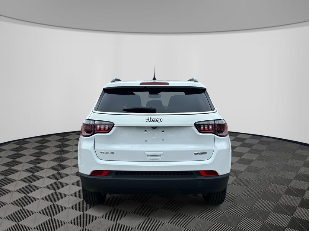 Used 2022 White Jeep Latitude image 6