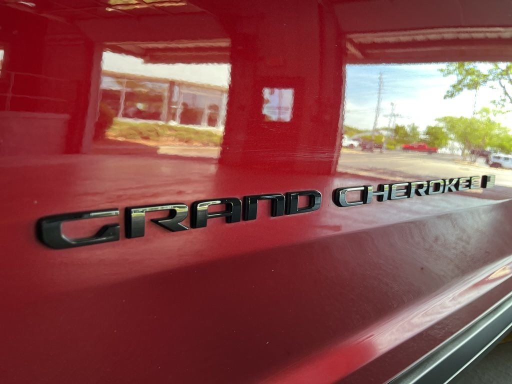 Used 2023 Velvet Jeep Limited image 13