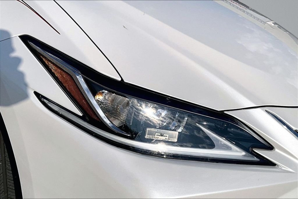 Used 2024 White Lexus 350 Luxury image 27