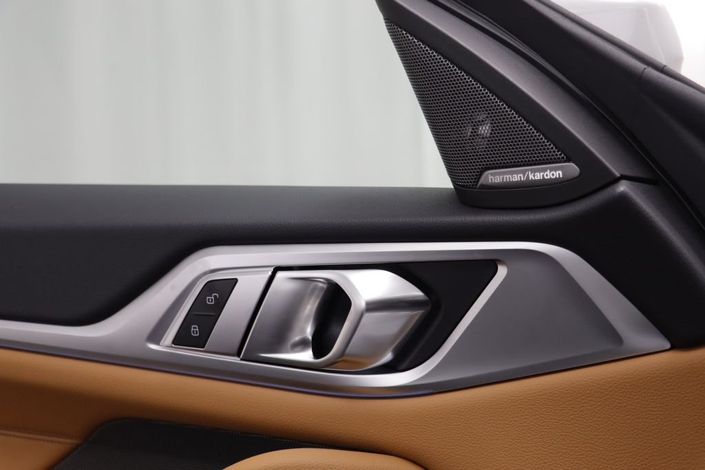 New 2026 Mineral White Metallic BMW xDrive40 image 8