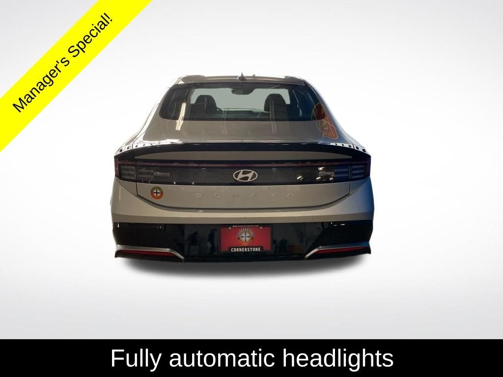Used 2025 Silver Hyundai SEL image 18