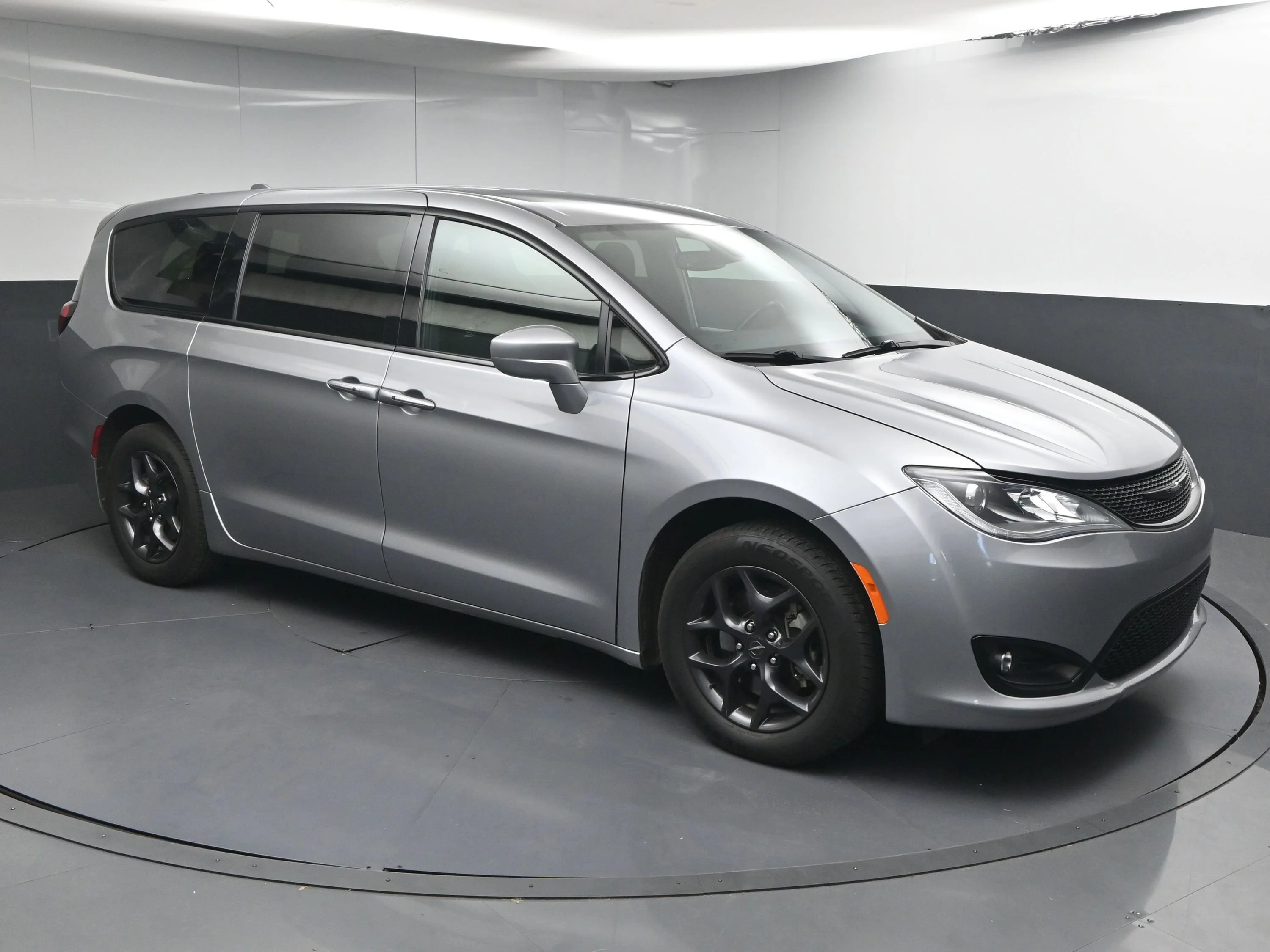 2020 Chrysler Pacifica Touring's photo