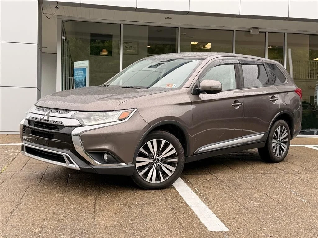 Used 2019  Mitsubishi SE image 2