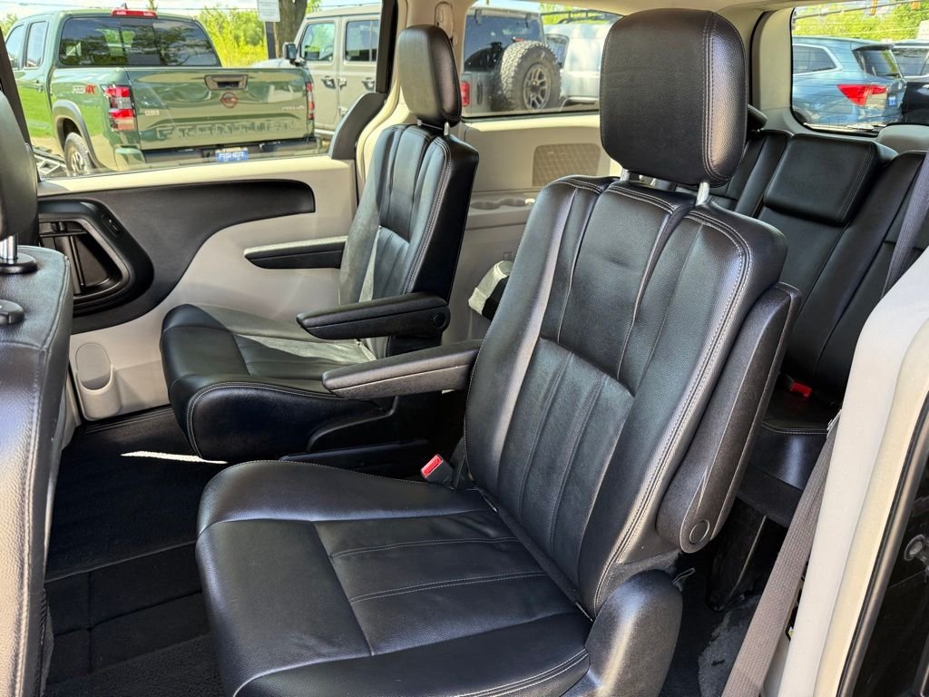 Used 2014 Brilliant Black Crystal Pearlcoat Chrysler Touring image 12