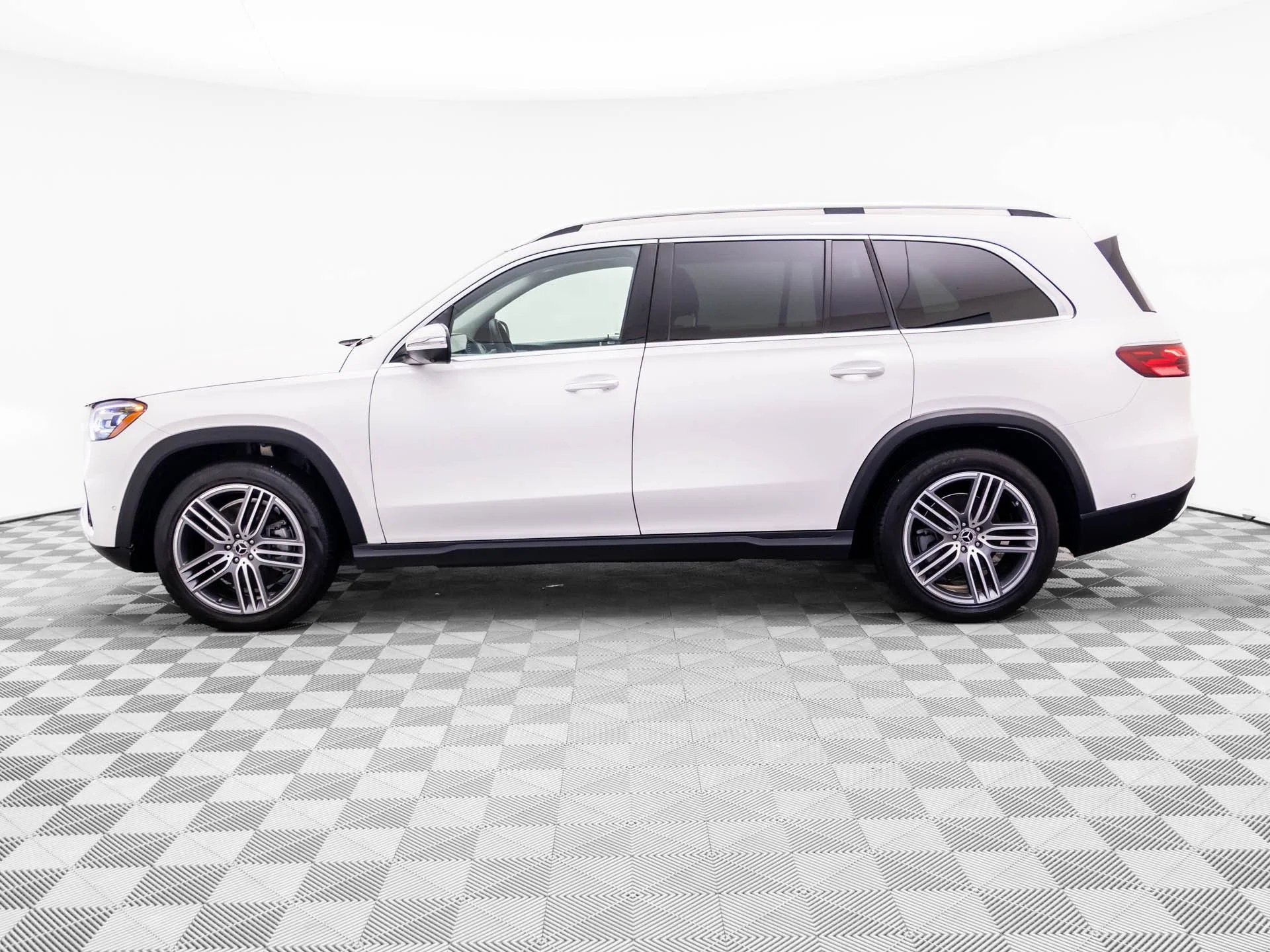 Used 2024 White Mercedes-Benz GLS 450 image 2
