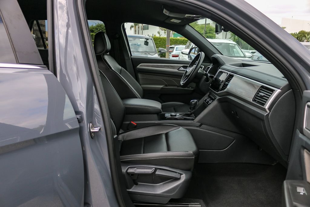 Used 2022 Gray Volkswagen 3.6L V6 SE w/Technology image 16