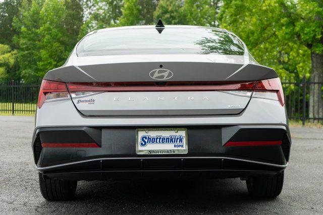 2025 Hyundai Elantra Limited - Photo 8