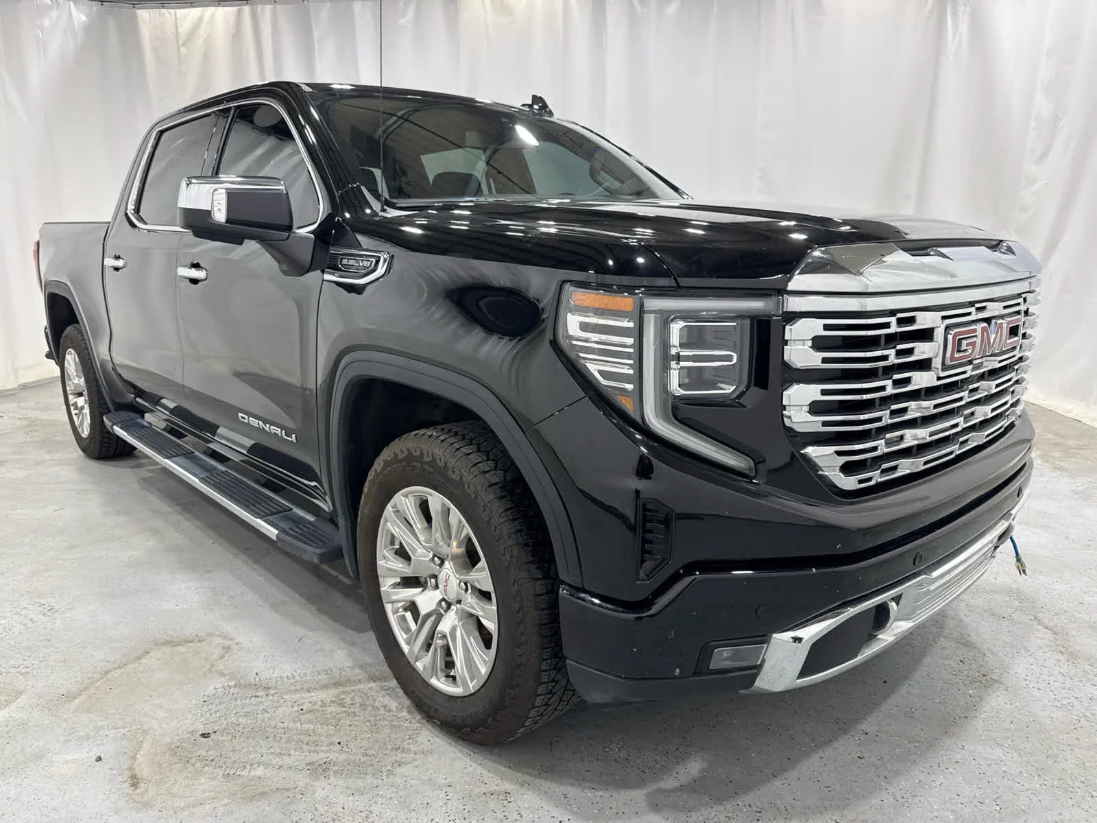 Used 2023 ONYX BLACK GMC Denali image 6
