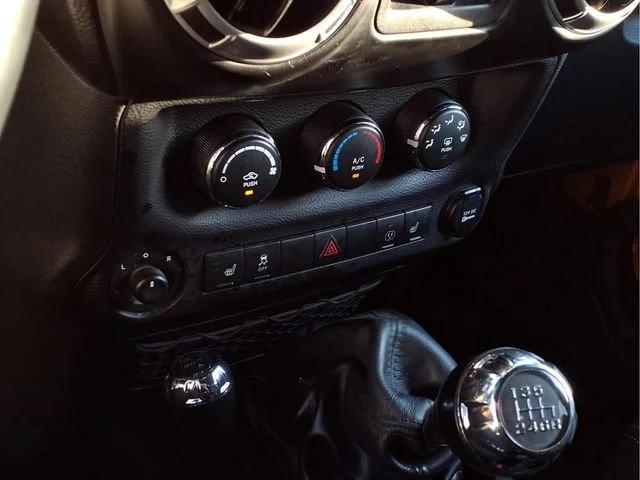 Used 2014  Jeep Sahara image 8
