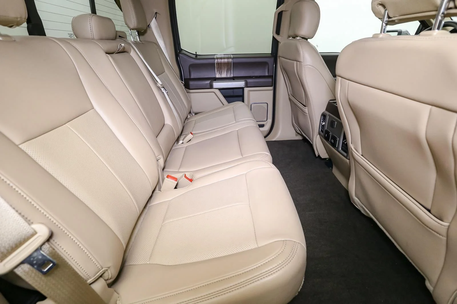 Used 2020 Silver Spruce Ford LARIAT image 21