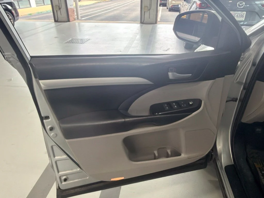 Used 2019 Silver Toyota XLE image 16