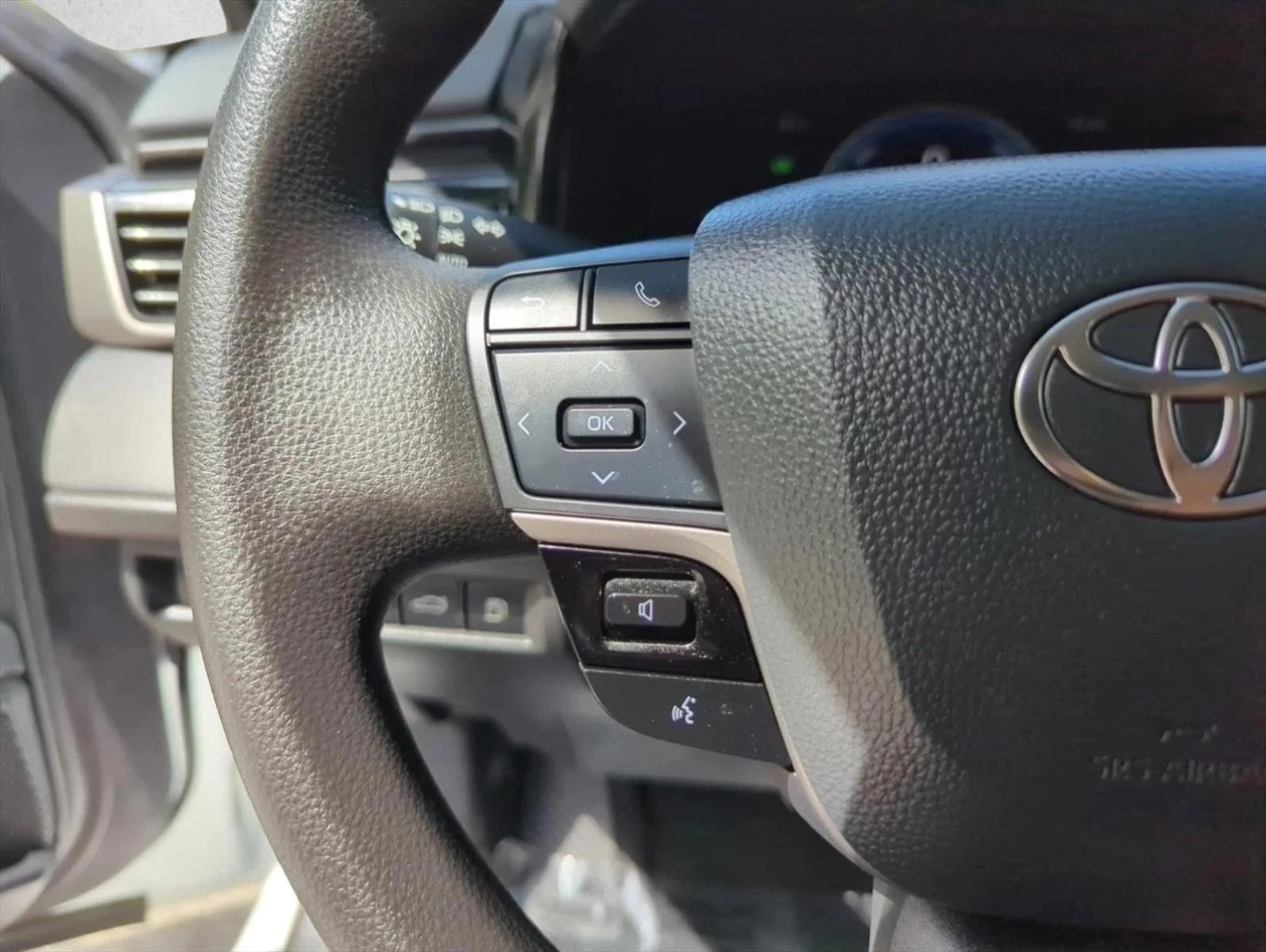 Used 2025 White Toyota LE image 17