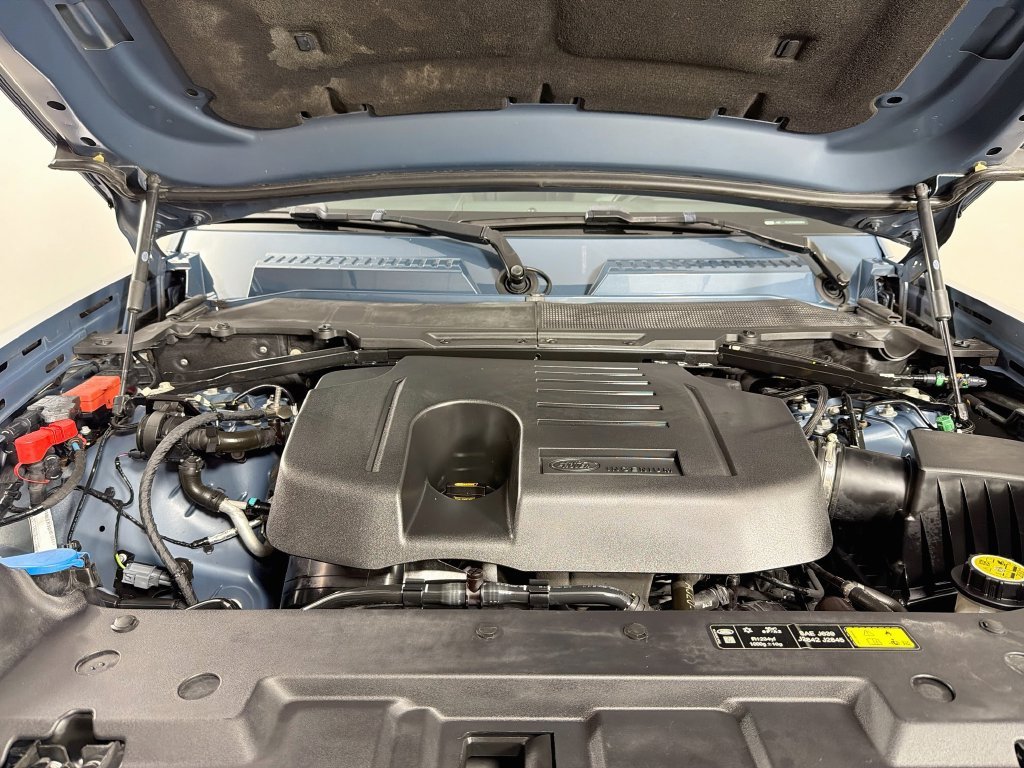 Used 2021 Blue Land Rover SE image 31