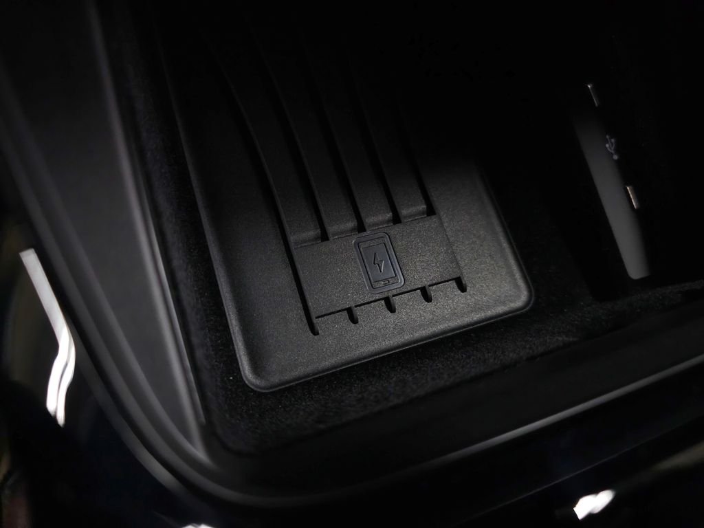 Used 2025  Porsche Base image 40