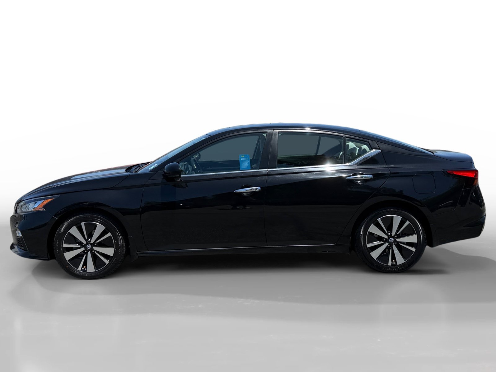 Used 2021 Super Black Clearcoat NISSAN 2.5 SV image 2
