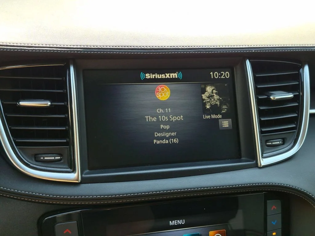 Used 2023 White INFINITI LUXE image 18